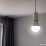 Чому LED-лампа блимає після вимкнення